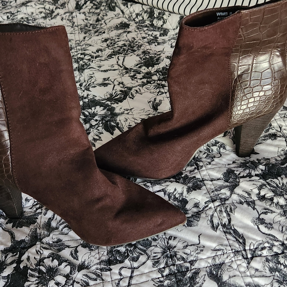 Chic Brown Ankle Boots with Croc-Embossed Detail